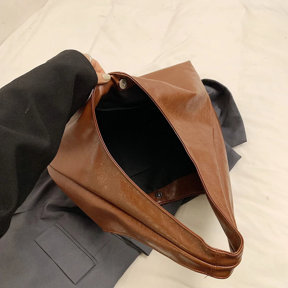 Compact Baguette Shoulder Bag – Minimalist & Versatile