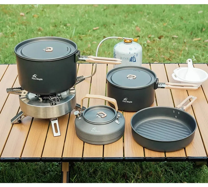 Outdoor set of pots, high-end outdoor camping and picnic equipment, complete set of water kettles, hot pot cookware, tablewa